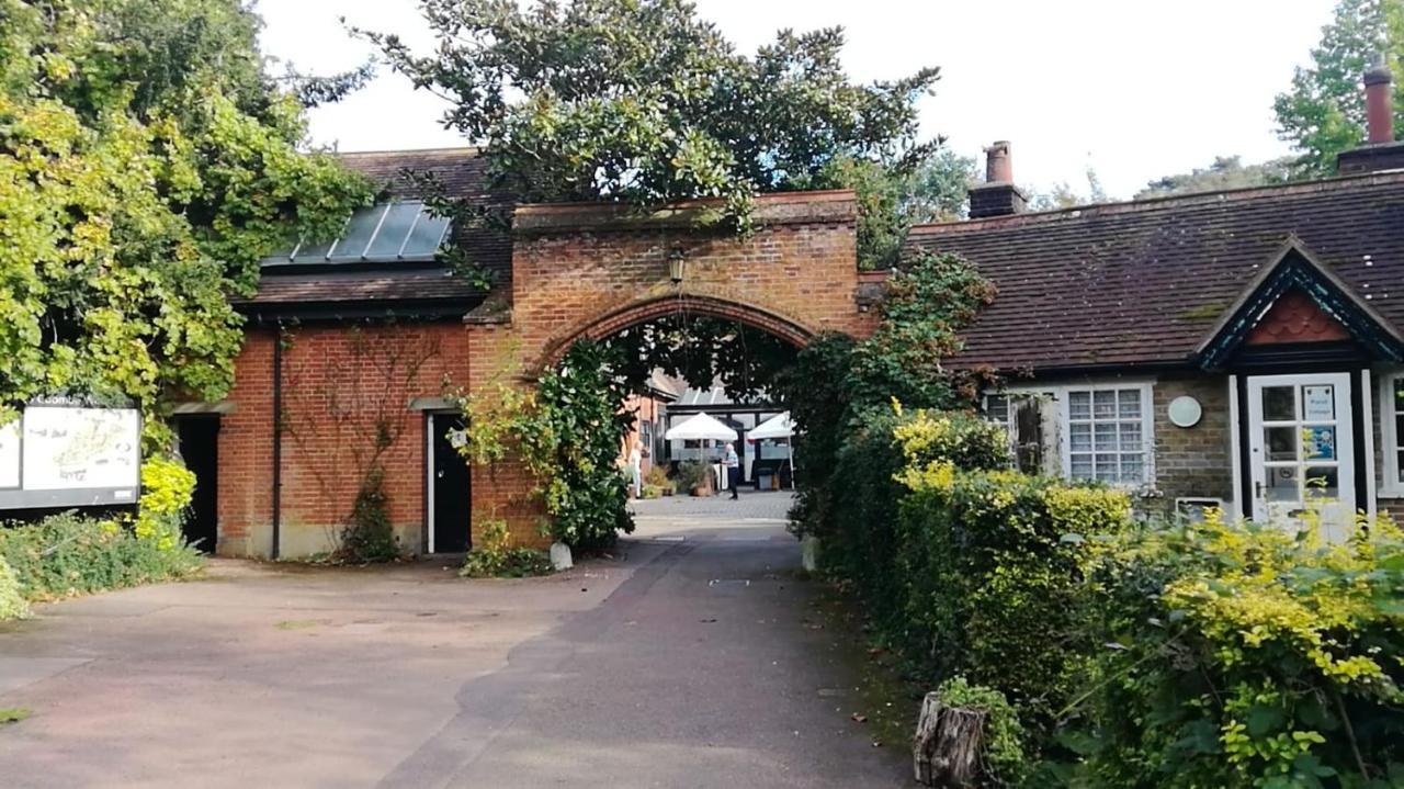 Many Worlds Meet - Eurostar, Wimbledon 30 Mins, Central London, Gatwick 15 Mins - Spacious, Sleeps Up To 16 Plus Cot - Free Wifi, Parking - Next To Lloyd Park, Great For Families, Walkers, Relocators - Ideal For Contractors 크로이던 외부 사진