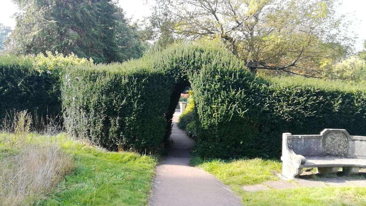 Many Worlds Meet - Eurostar, Wimbledon 30 Mins, Central London, Gatwick 15 Mins - Spacious, Sleeps Up To 16 Plus Cot - Free Wifi, Parking - Next To Lloyd Park, Great For Families, Walkers, Relocators - Ideal For Contractors 크로이던 외부 사진