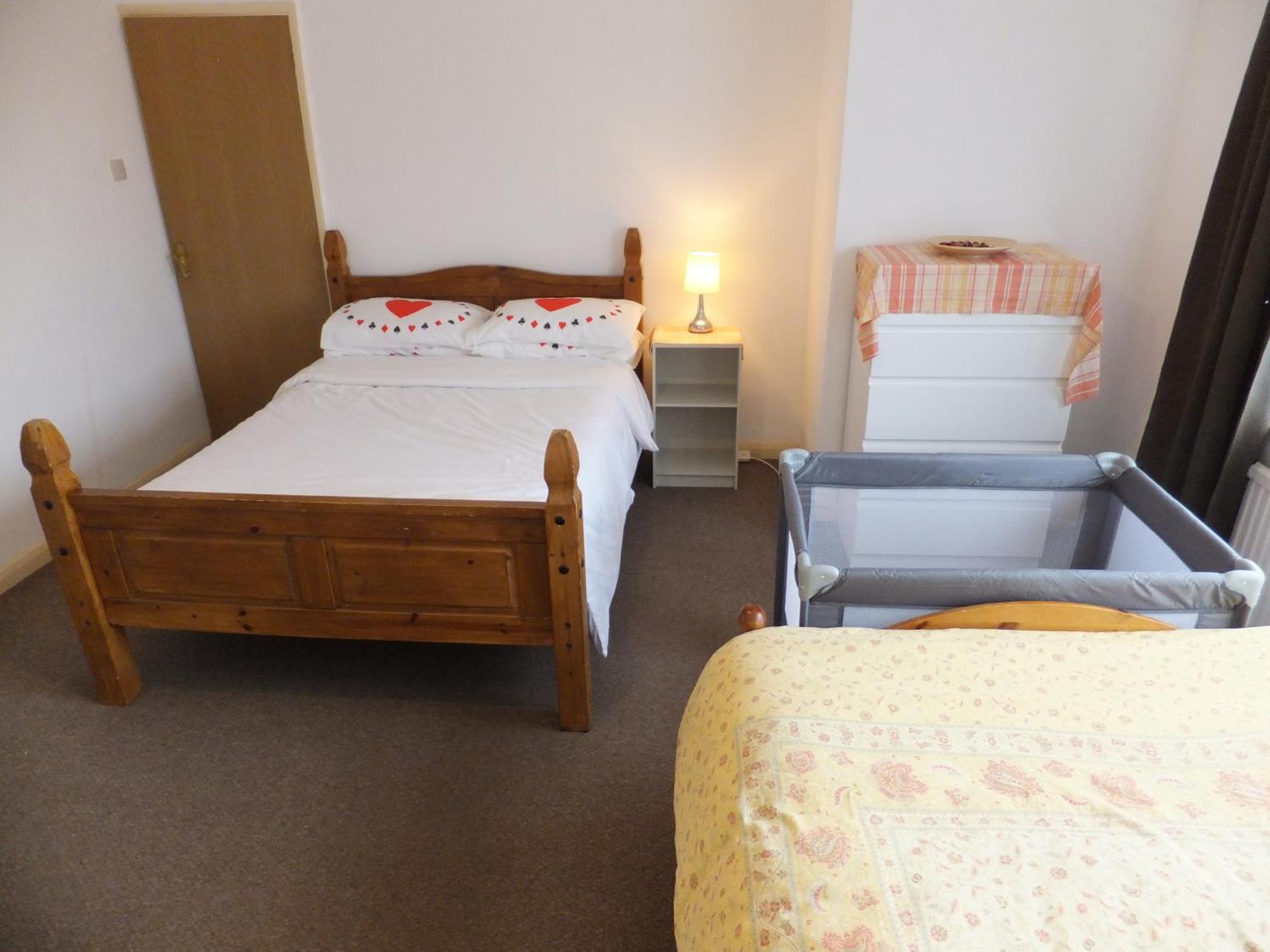 Many Worlds Meet - Eurostar, Wimbledon 30 Mins, Central London, Gatwick 15 Mins - Spacious, Sleeps Up To 16 Plus Cot - Free Wifi, Parking - Next To Lloyd Park, Great For Families, Walkers, Relocators - Ideal For Contractors 크로이던 외부 사진