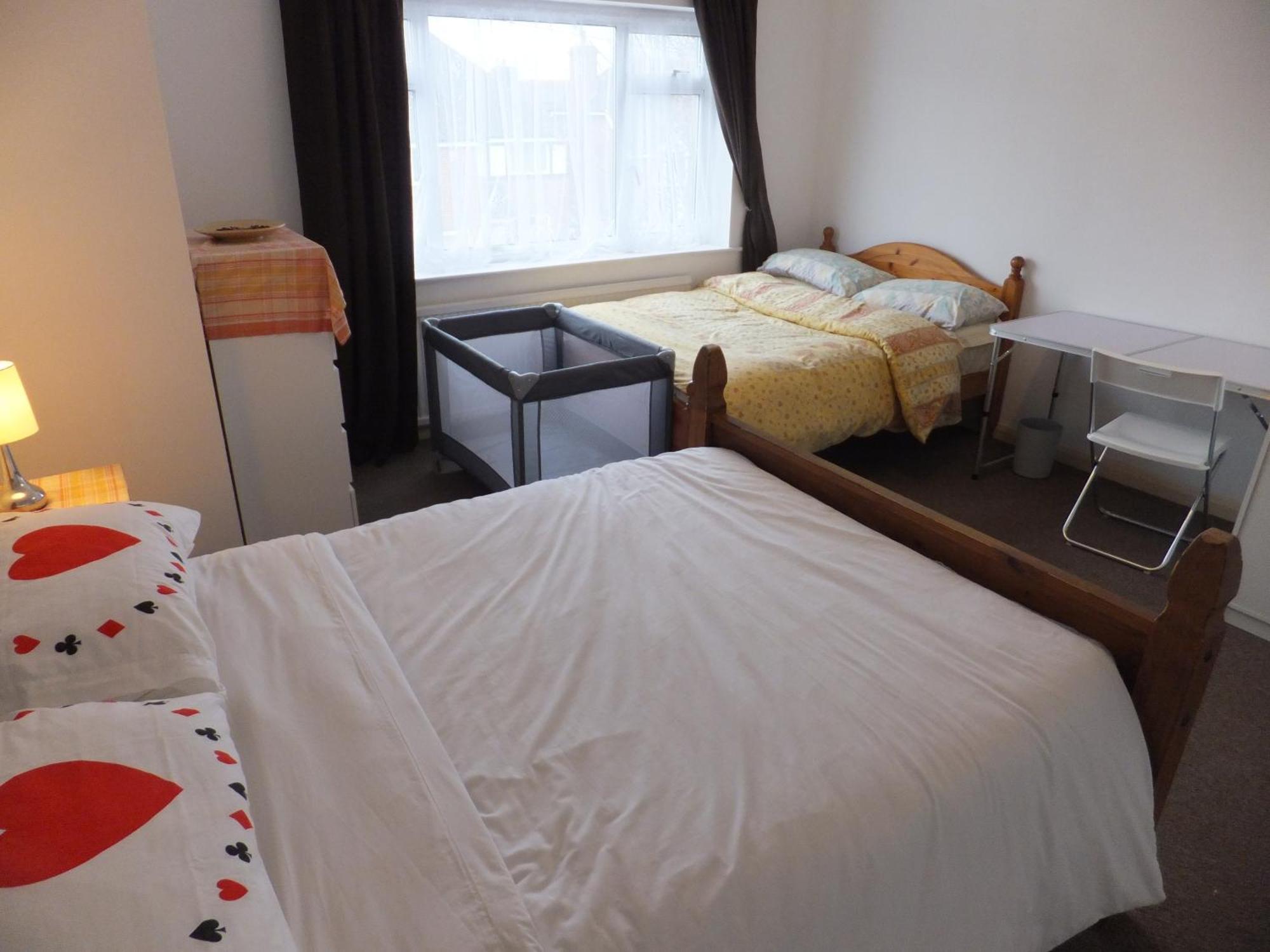 Many Worlds Meet - Eurostar, Wimbledon 30 Mins, Central London, Gatwick 15 Mins - Spacious, Sleeps Up To 16 Plus Cot - Free Wifi, Parking - Next To Lloyd Park, Great For Families, Walkers, Relocators - Ideal For Contractors 크로이던 외부 사진